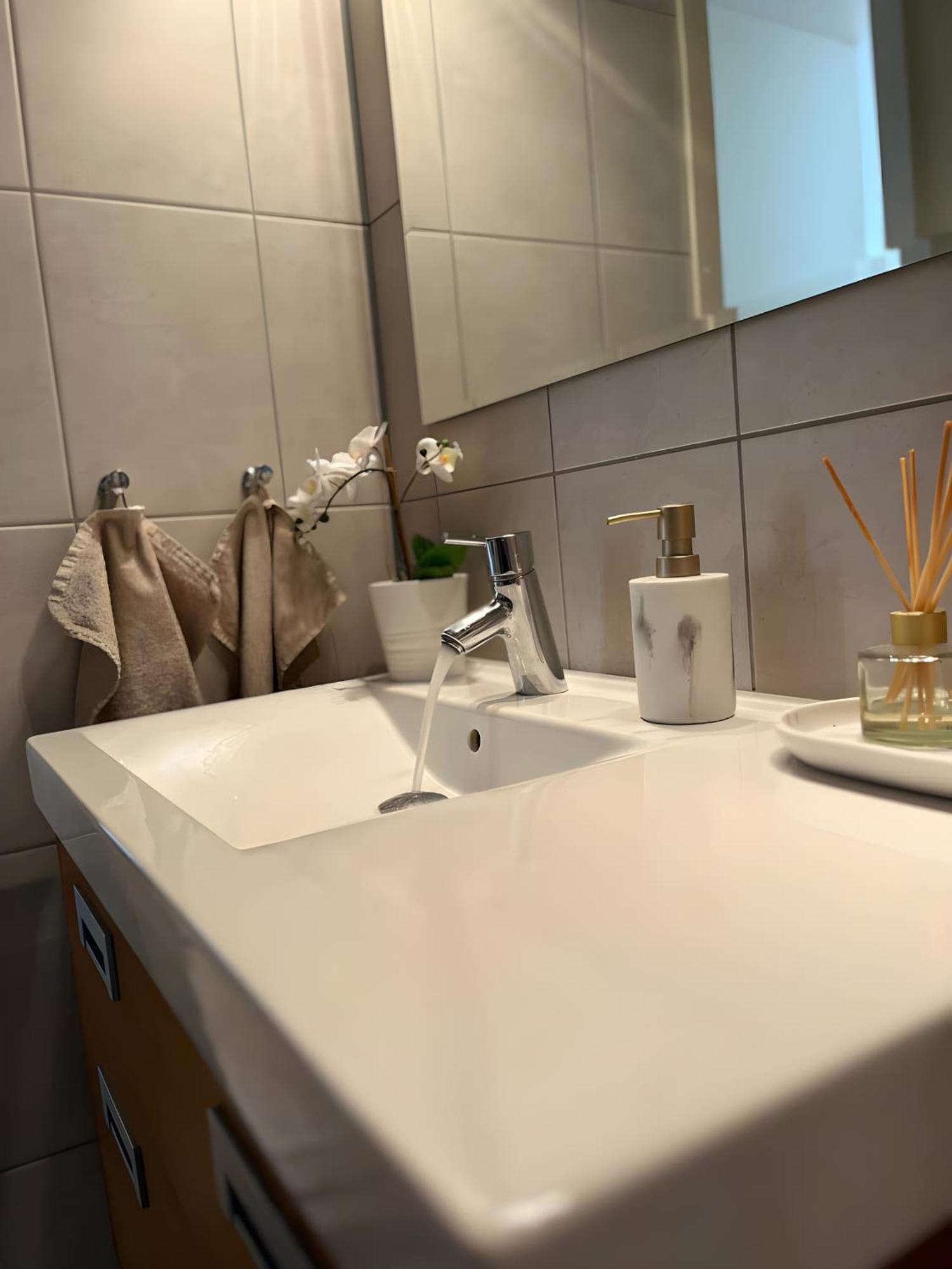 Apartamento Lovely 3-room Gem In The Heart Of *